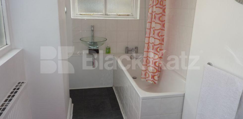 			IDEAL FOR 2 SHARERS!, 1 Bedroom, 1 bath, 1 reception Flat			 Britannia Street, KINGS CROSS-RUSSELL SQUARE